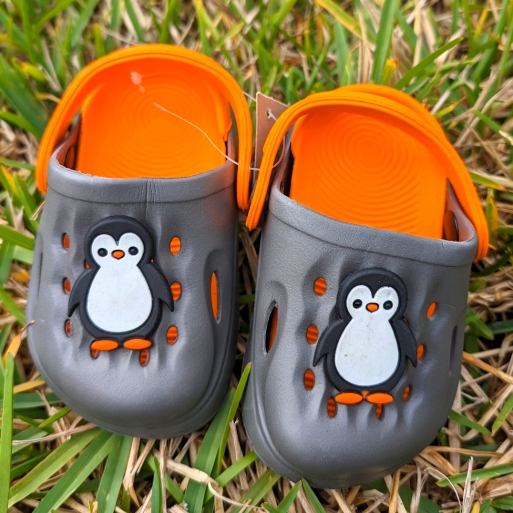 NWT Kids Clogs in sizes 12M to 3/4, Durable and Long-lasting, Penguin ch…